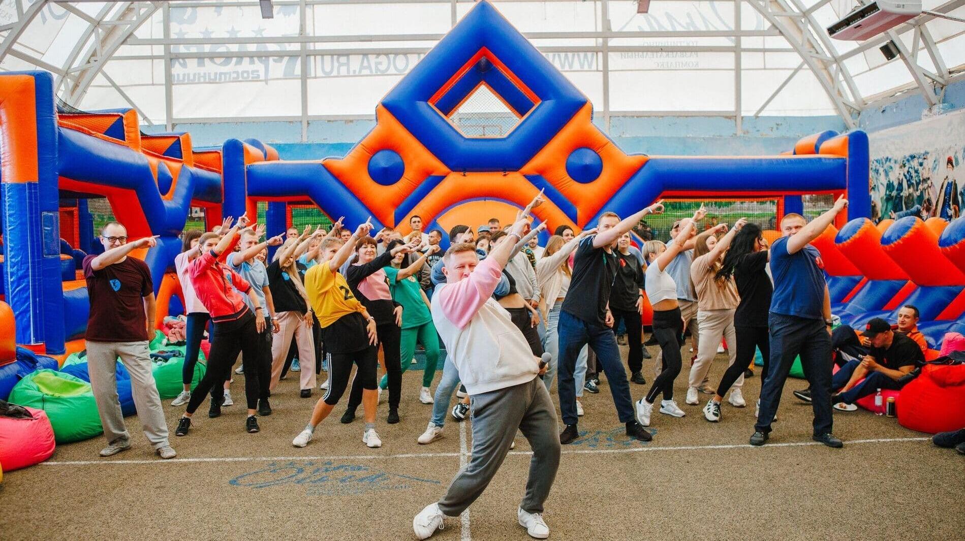 Спортивное командное состязание в день компании